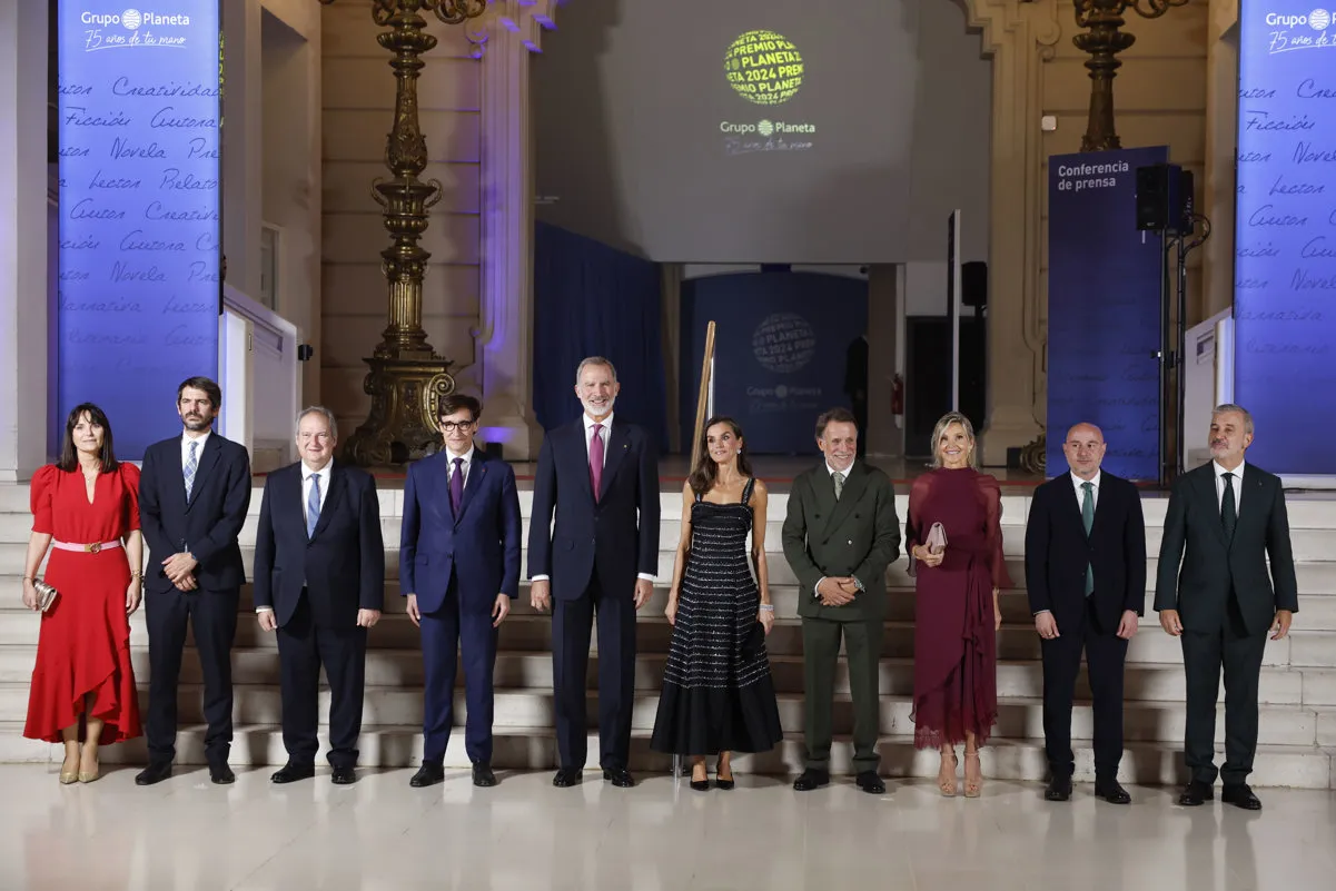 Los reyes con el resto de autoridades del Premio Planeta.