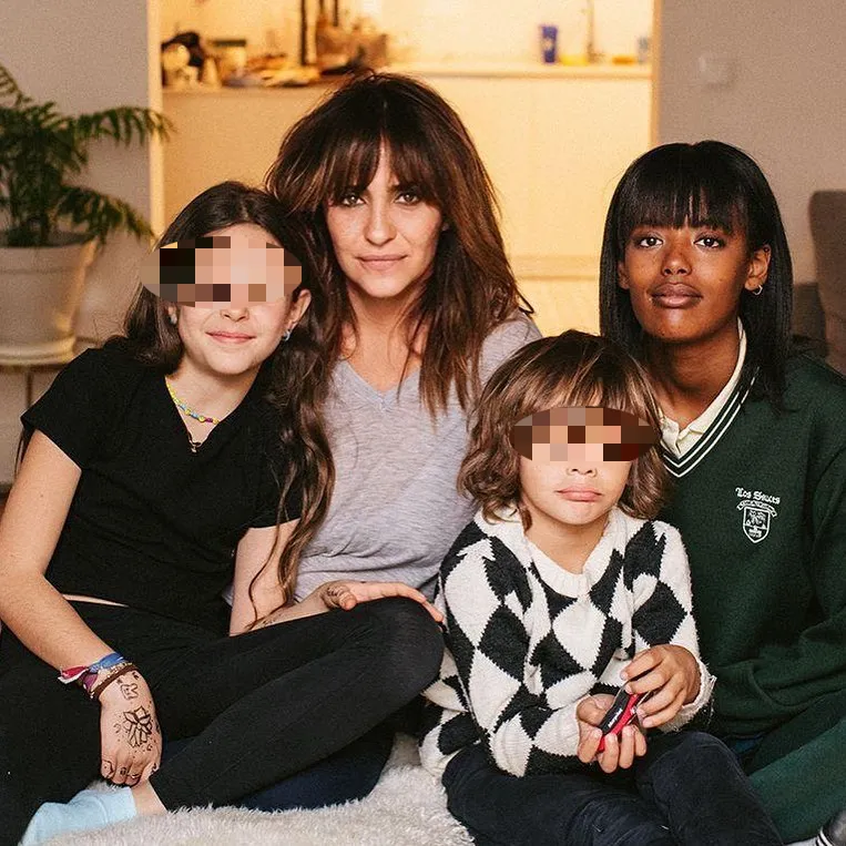 Melani Olivares con sus tres hijos.