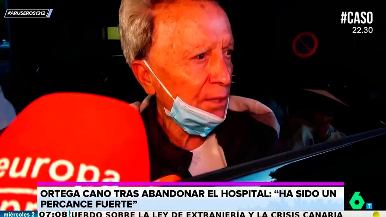 El torero Ortega Cano hablando con los periodistas cuando salió del hospital.