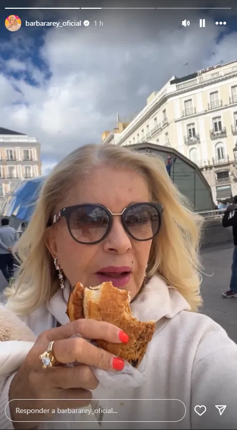 Bárbara Rey en Madrid comiendo una empanada mientras se casaba su hijo Ángel Cristo