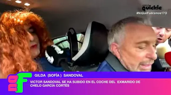 Víctor Sandoval disfrazado de Rita Hayworth, en el coche de José Manuel Parada, cubriendo la boda de Ángel Cristo