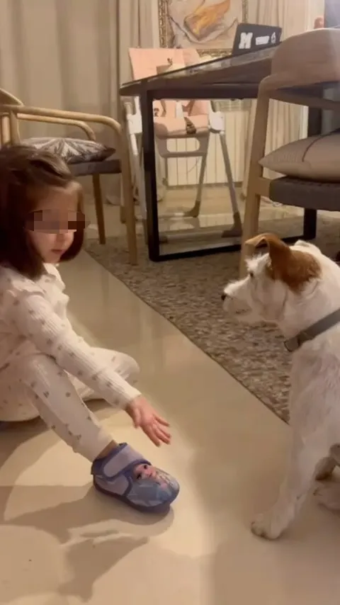 Antonella enseñando trucos al perro.