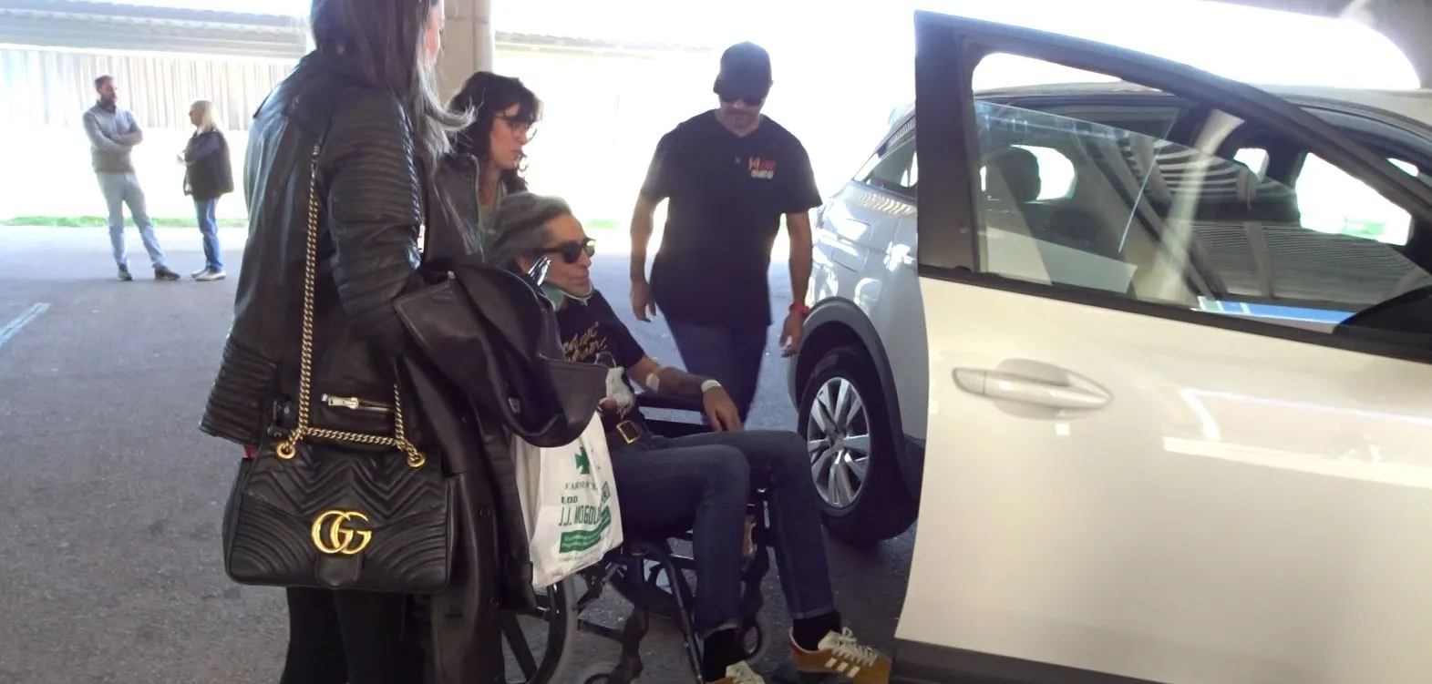 Mario Vaquerizo subiéndose a un coche.