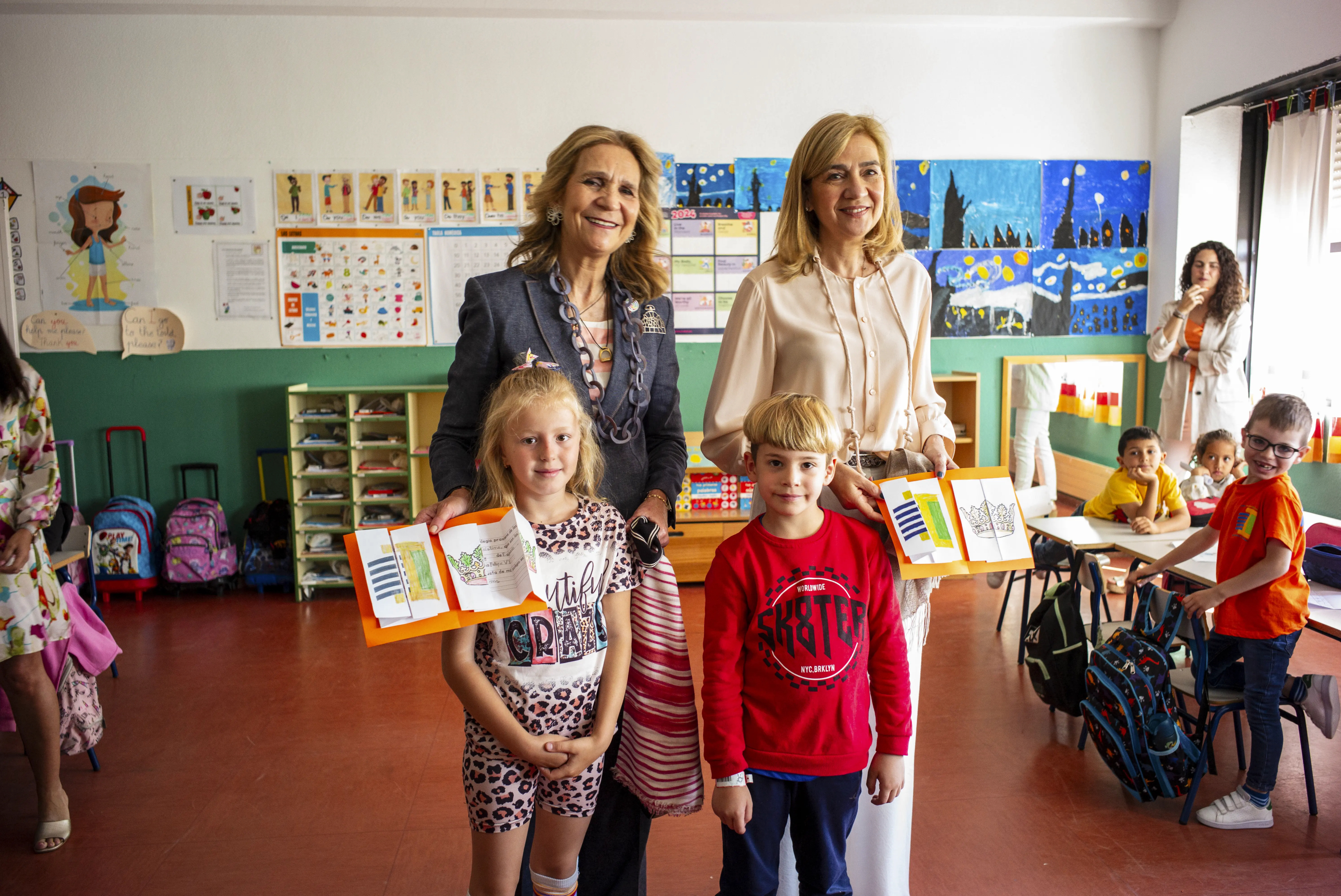 La infanta Cristina, junto a su hermana, la infanta Elena, visitaron su antiguo colegio en una de las muchas visitas de Cristina a España.