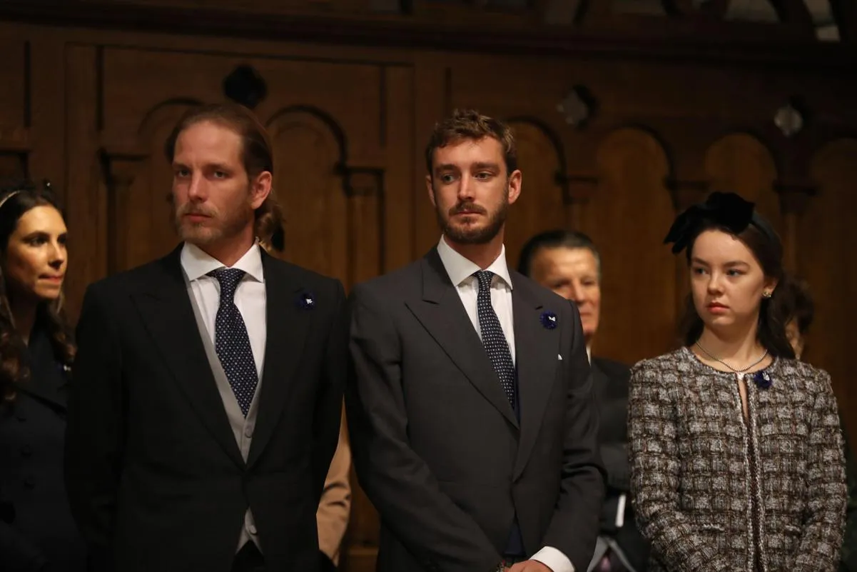 Stefano y Pierre Casiraghi con su hermana Alejandra de Hannover.