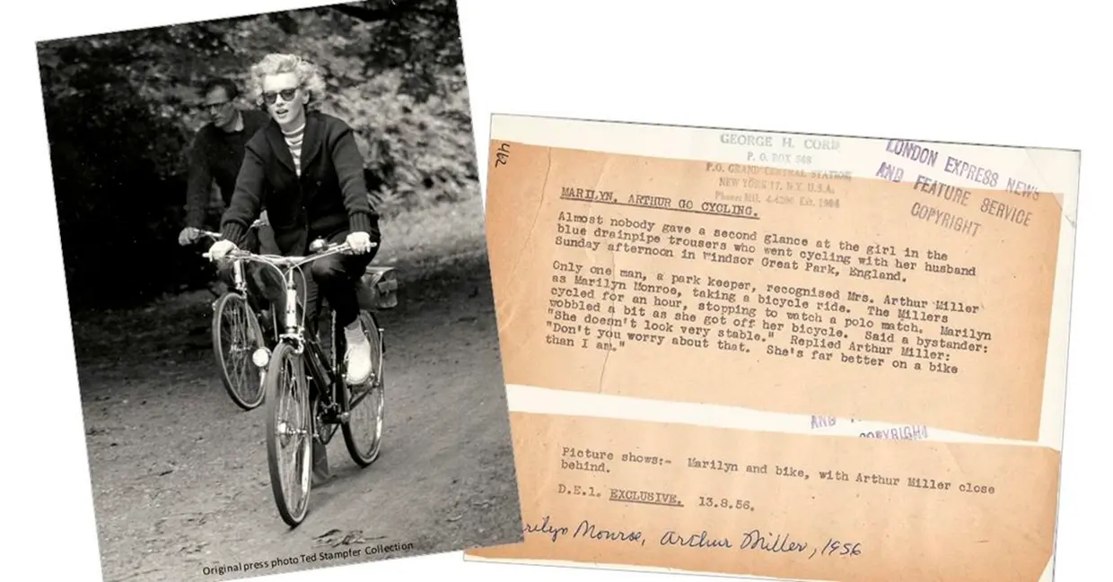 Una de las fotos de la muestra, en la que Marilyn y su marido, Arthur Miller, fueron pillados paseando en bici por Londres.