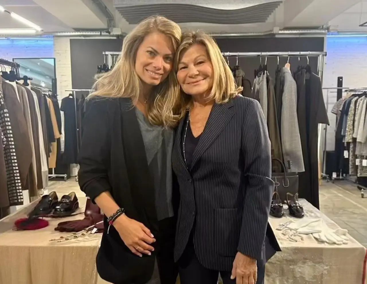 Carla Goyanes y Cari Lapique en el showroom de moda que dirige Cari en el barrio de Salamanca.