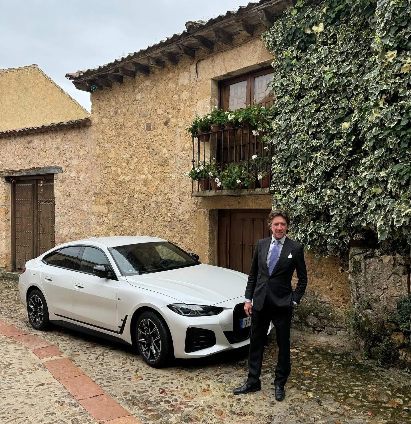 Colate posando junto a un coche.