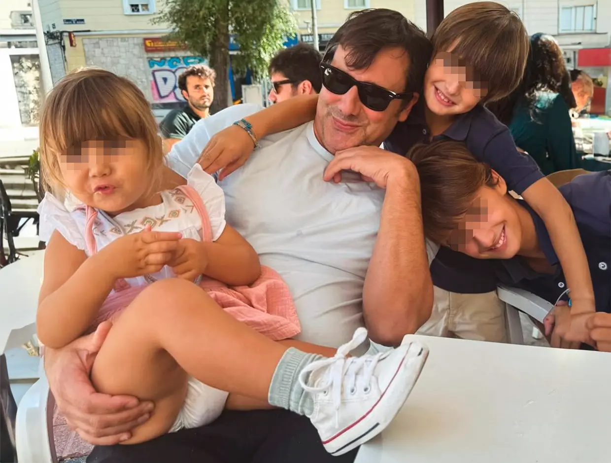 Ion Aramendi con sus hijos.