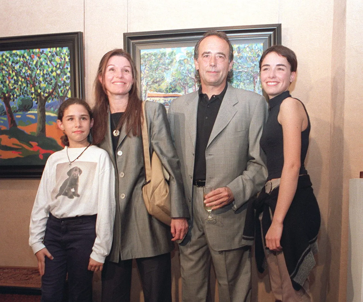 Joan Manuel Serrat y Candela Tiffón con sus dos hijas cuando eran niñas.