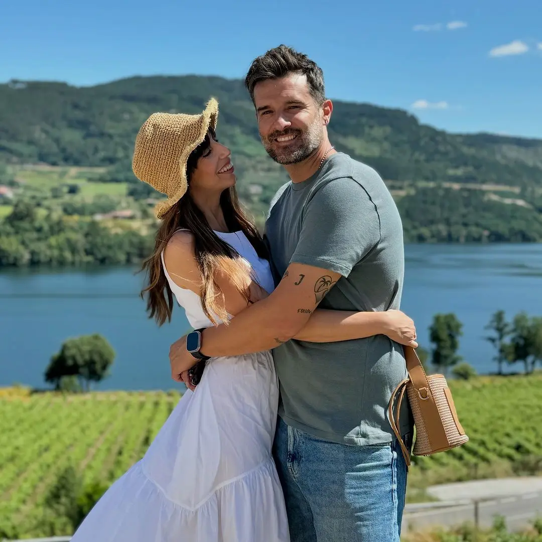 Almudena y su pareja de vacaciones en Galicia.