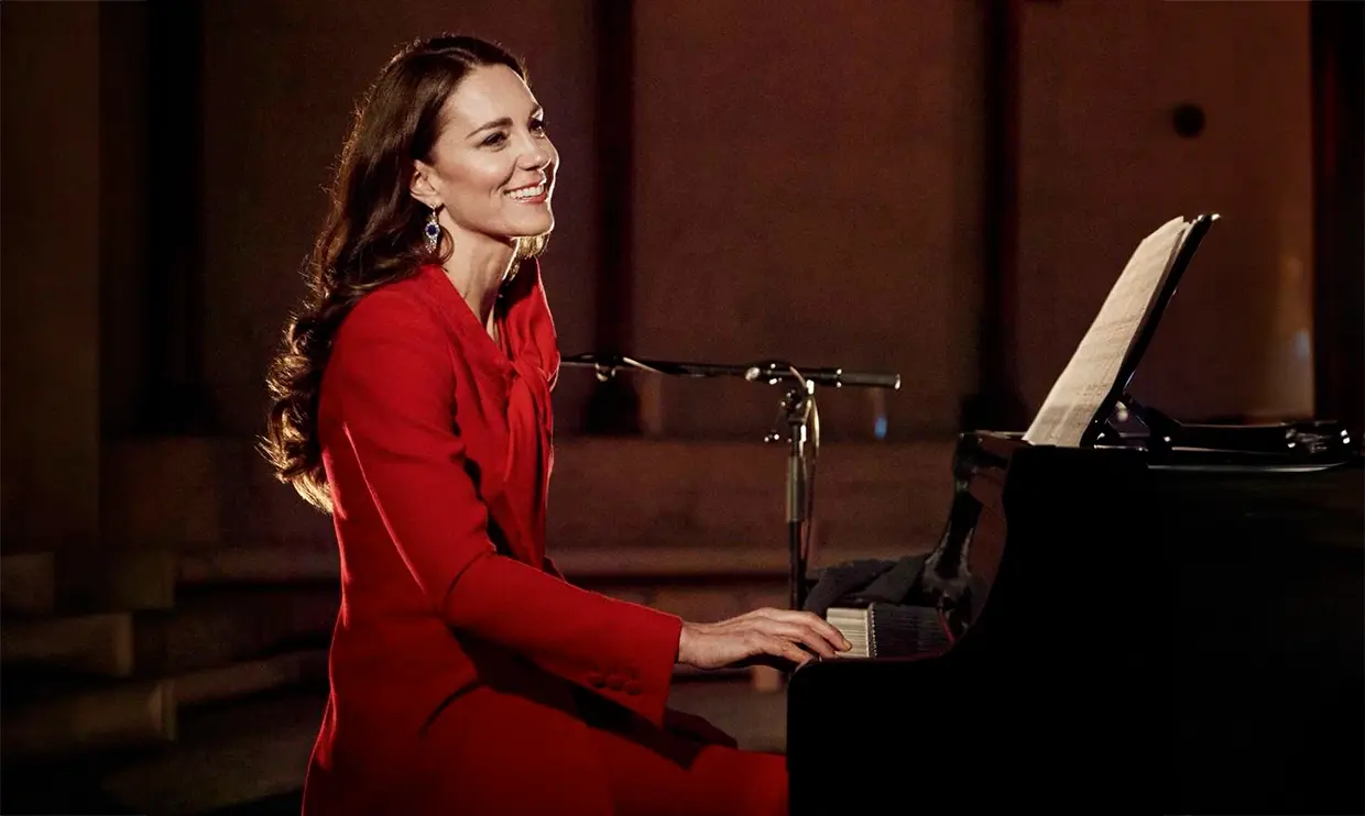 Kate Middleton tocando el piano.