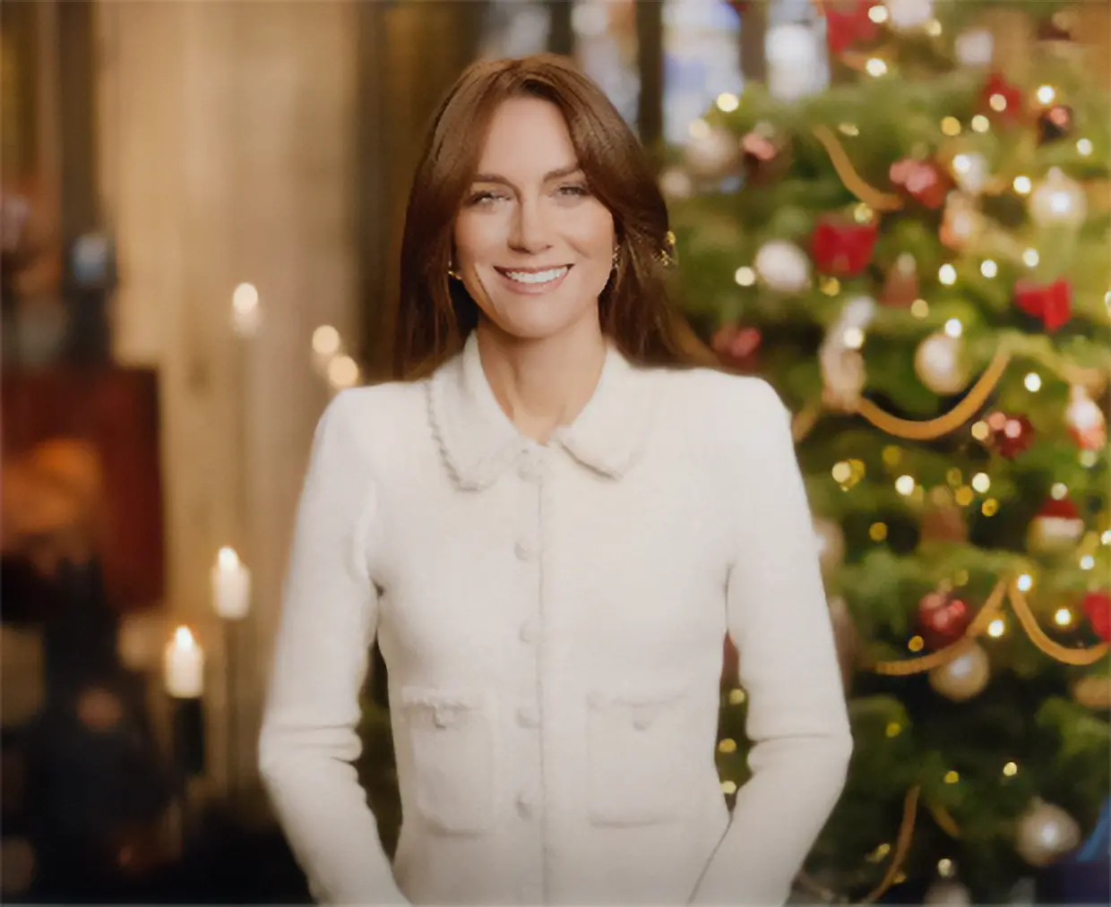 Kate Middleton posando delante de un árbol de navidad.