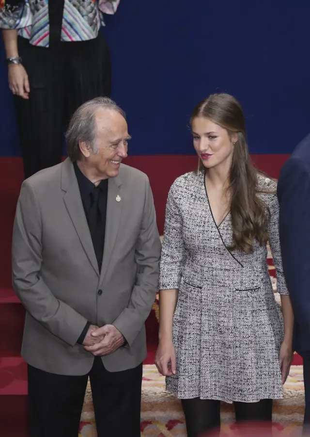 La princesa Leonor junto a Serrat, uno de los galardonados de este año. EFE