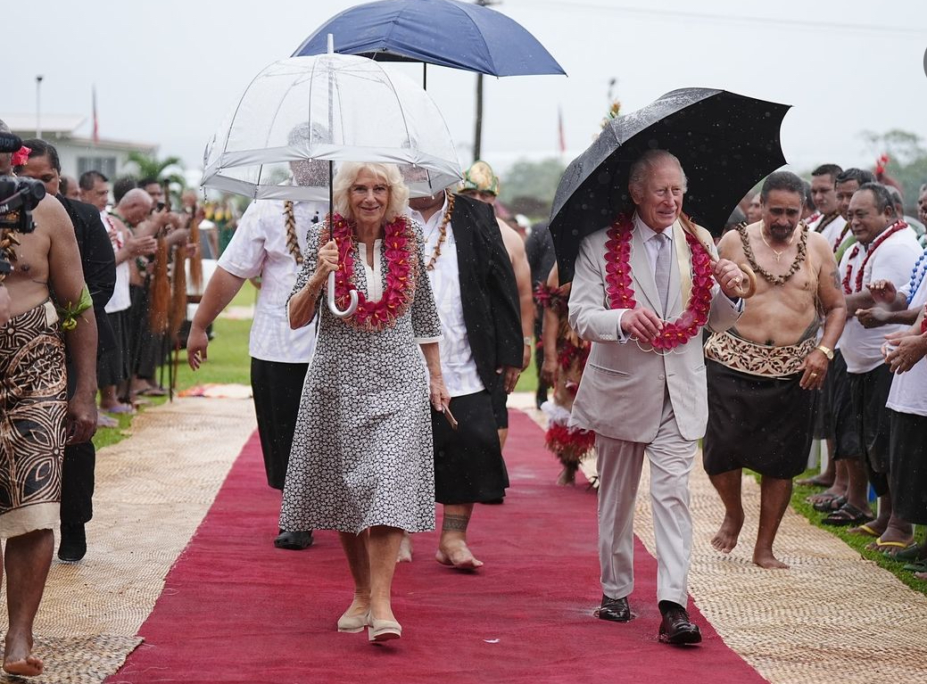 Los Reyes visitaban una aldea en Samoa.