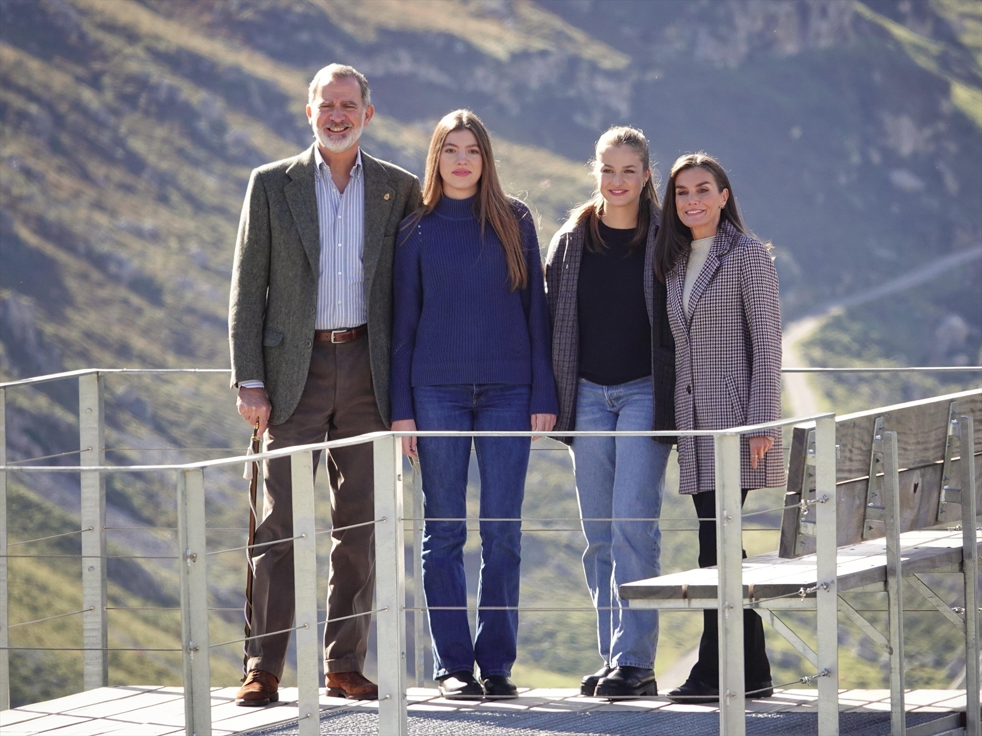 El Rey Felipe VI; la Infanta Sofía; la princesa Leonor, y la Reina Letizia, posan en el mirador de Sierra Amor durante el acto de entrega del premio al ‘Pueblo Ejemplar de Asturias 2024.