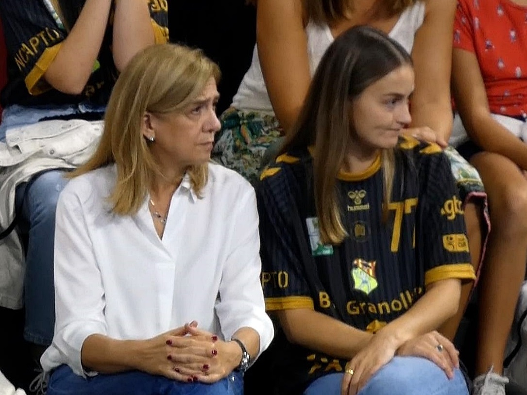 La infanta Cristina junto a su nuera, Johanna Zott animando a Pablo Urdangarin.