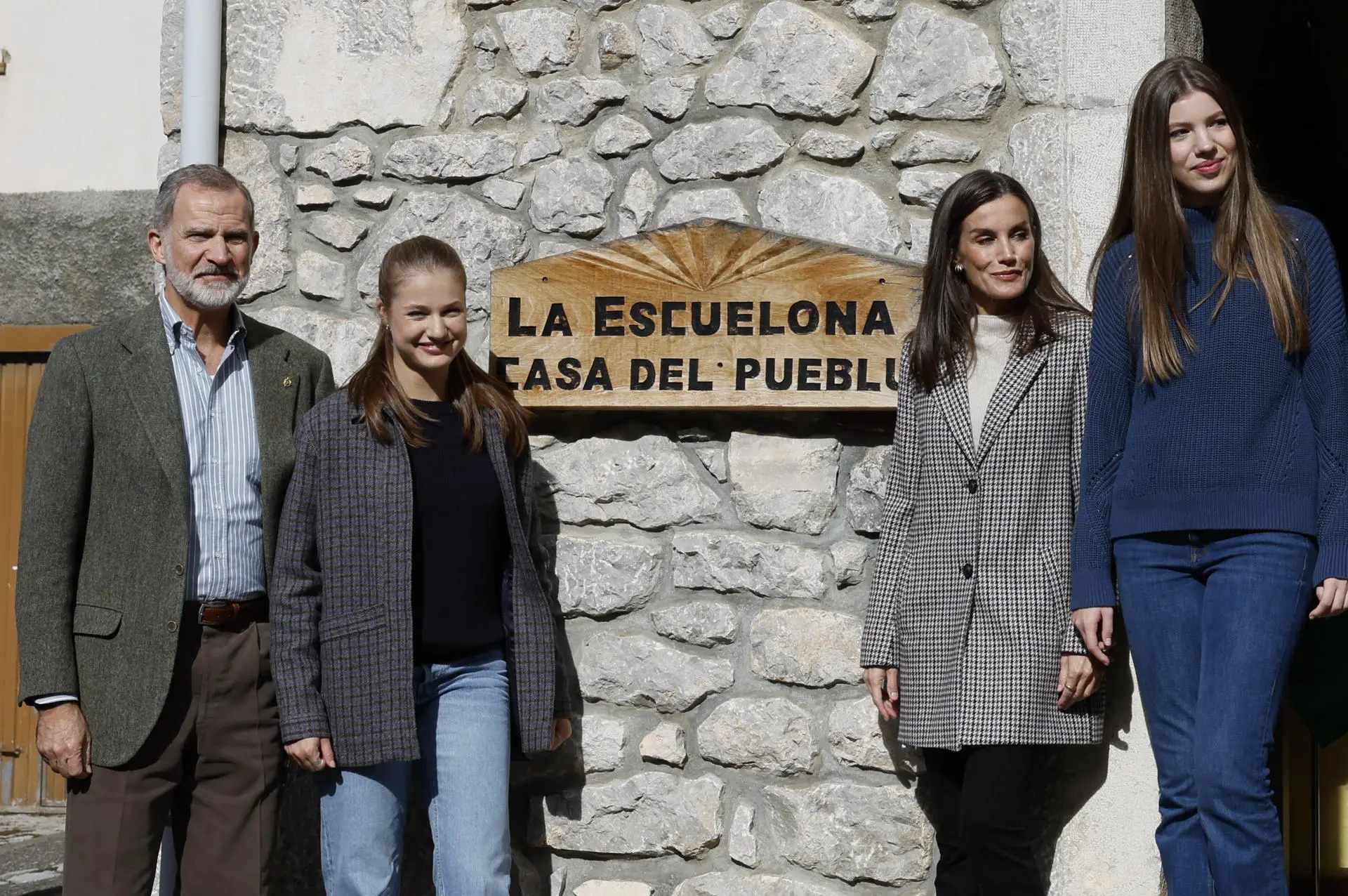 Leonor y Sofía con los reyes.