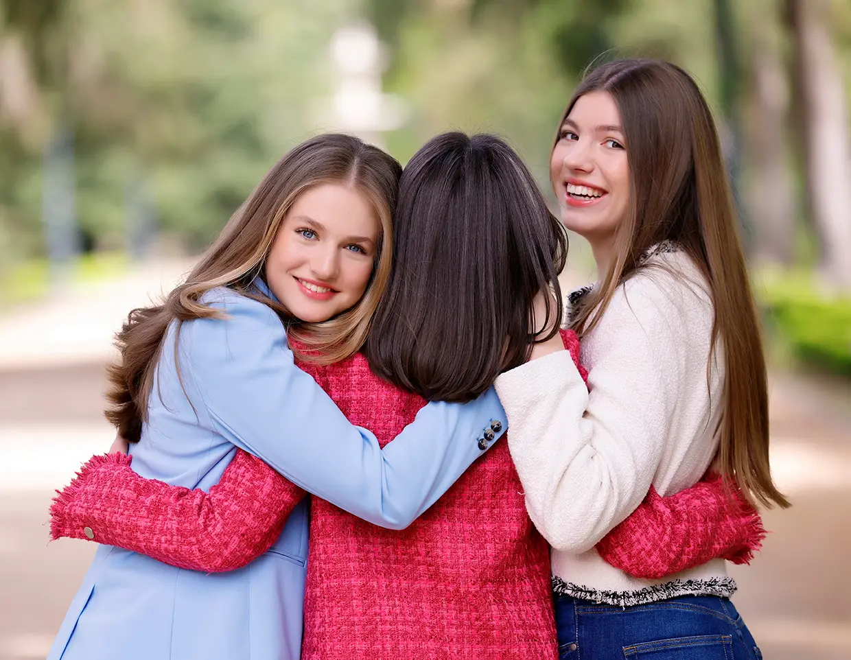 Letizia abraza a sus dos hijas Leonor y Sofía.