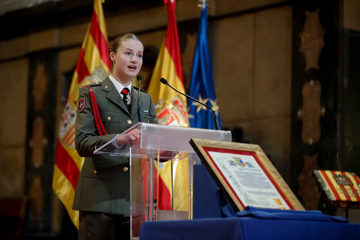 Leonor dando un discurso.