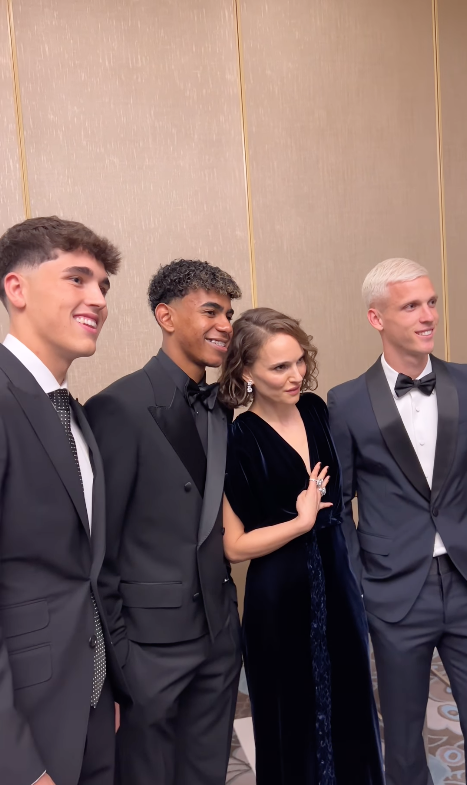 Los jugadores del Barça junto a Natalie Portman. @ballondorofficial