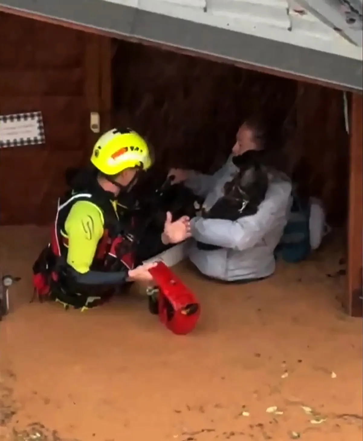 Unidades de Salvamento rescatan a una mujer de su casa en Valencia en plena DANA.