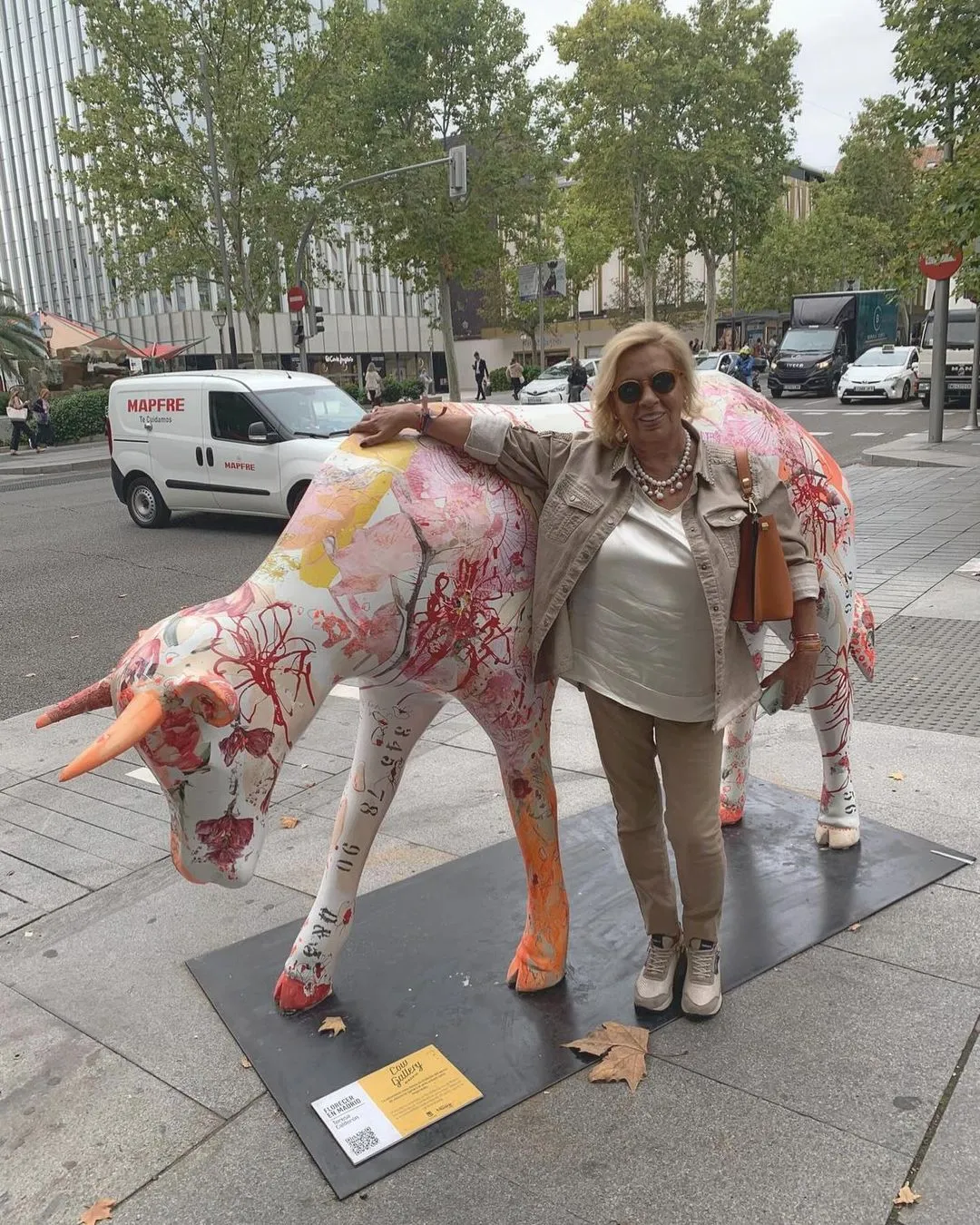 Carmen Borrego en una imagen de redes con una escultura de vaca