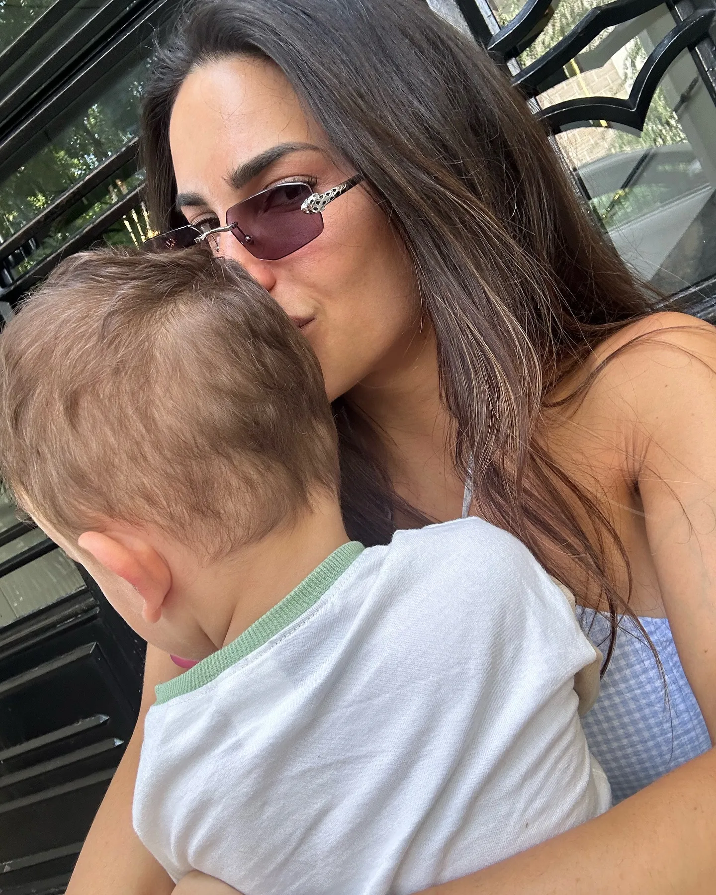 Carla Barber en una imagen de redes con su hijo