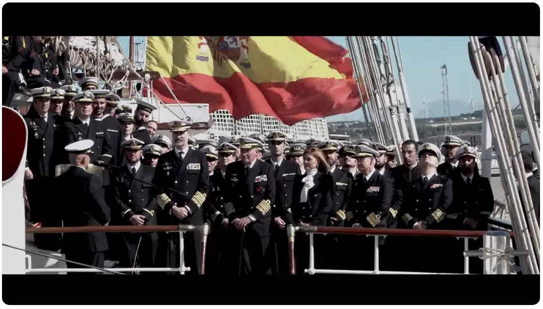 Felipe VI y Juan Carlos I con varios marineros del Juan Sebastián Elcano.