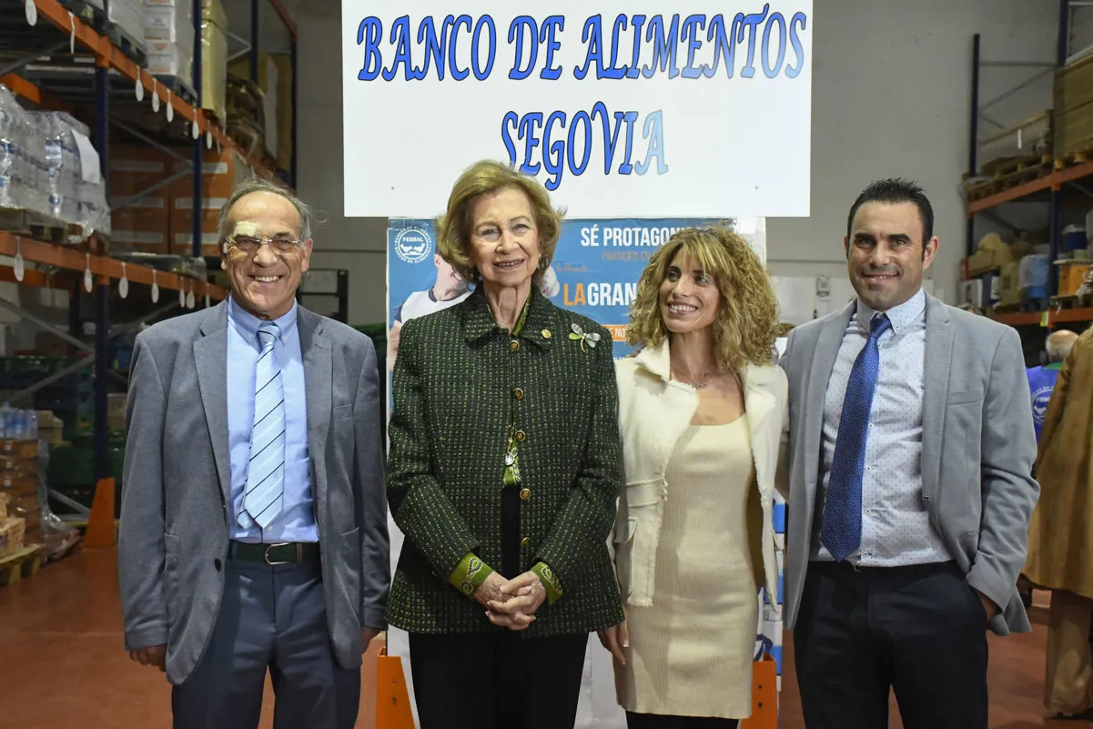 La reina Sofía visitando el Banco de Alimentos de Segovia.