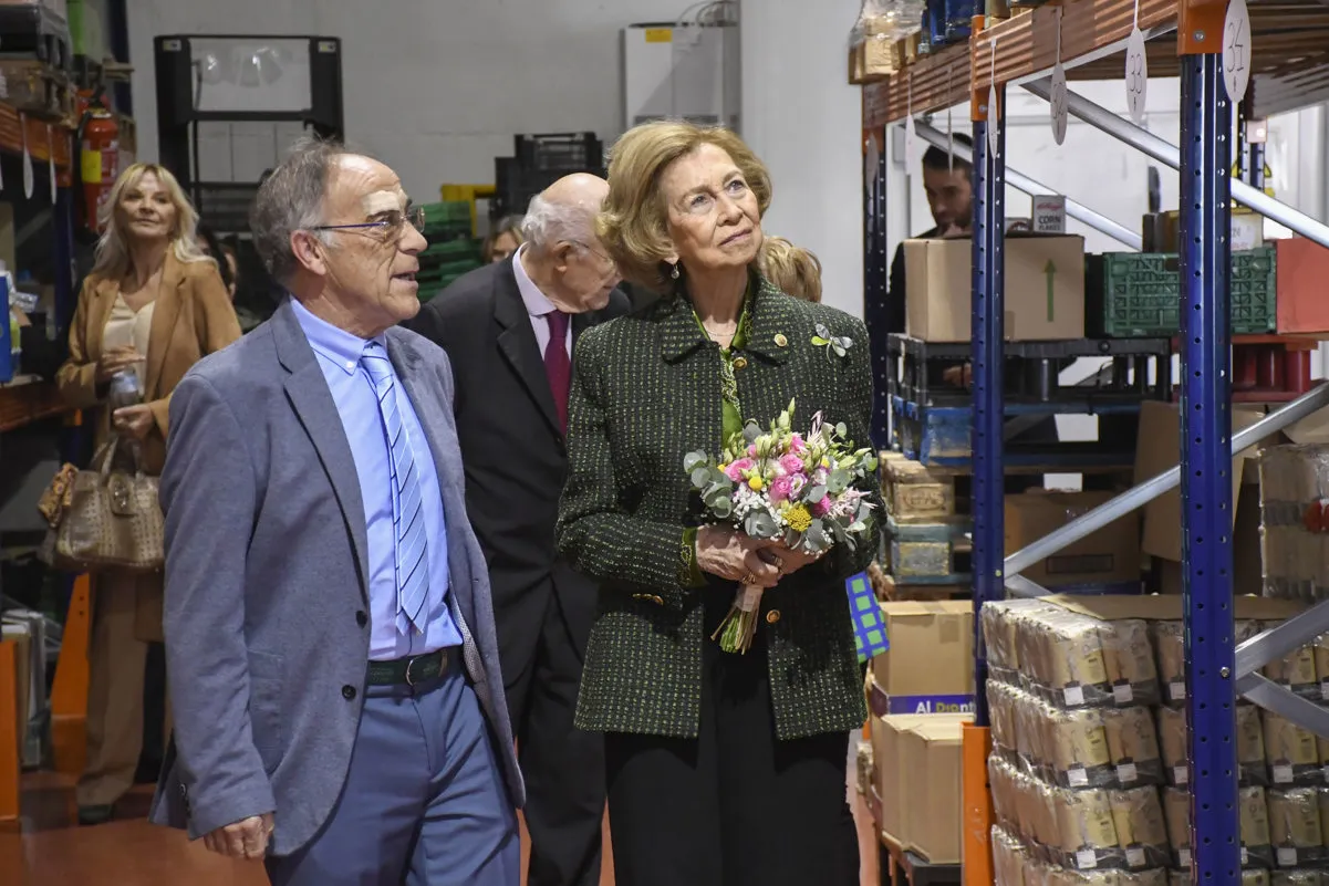 La reina Sofía visitando el Banco de Alimentos de Segovia.