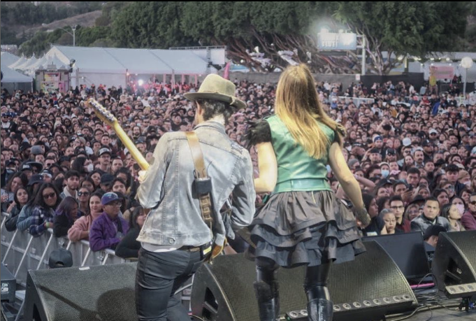 Pablo Benages y Leire martíenz en una actuación de 'La Oreja de Van Gogh' en Los Ángeles. @
_pablobenegas_