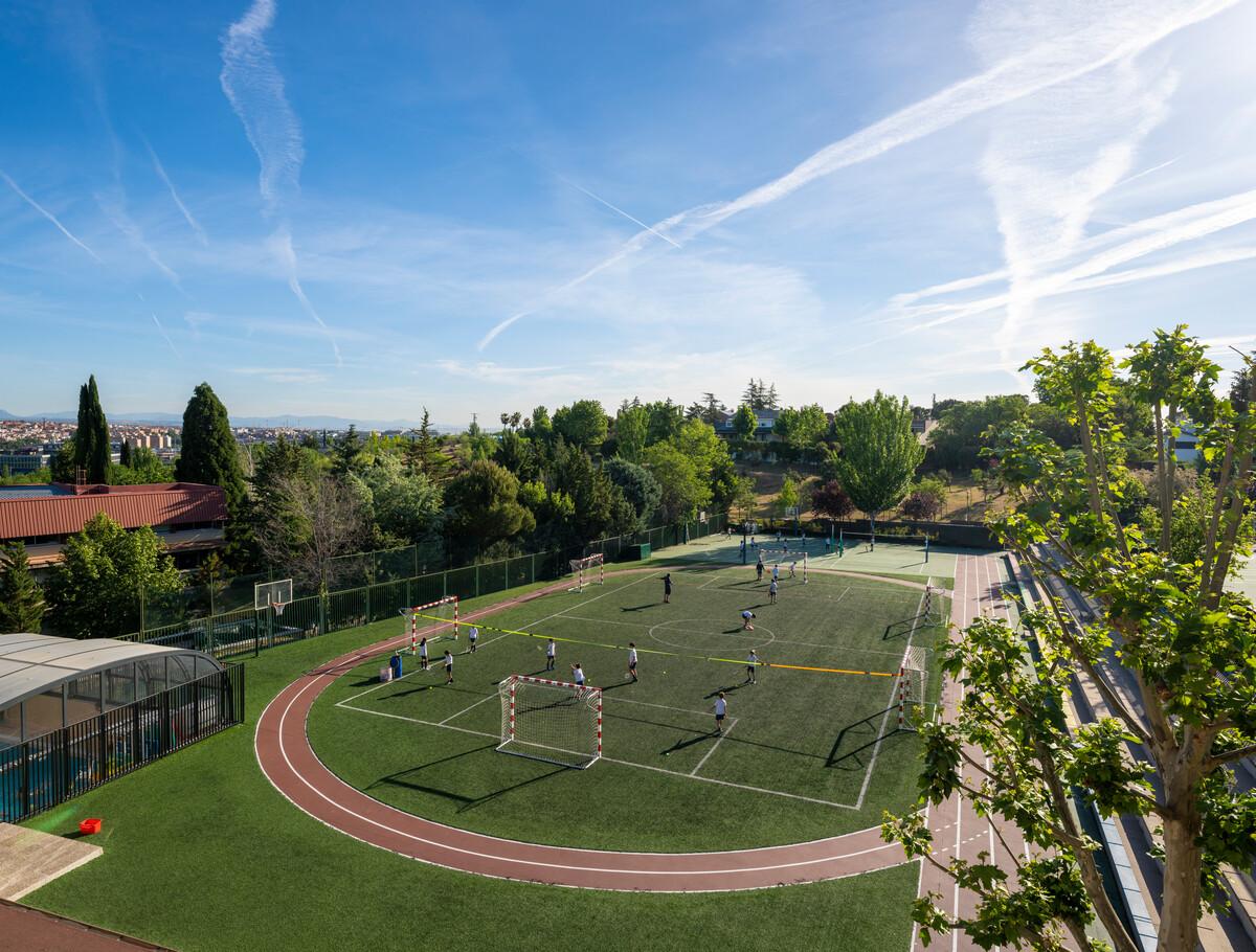 Vista del patio de recreo y canchas de deporte.