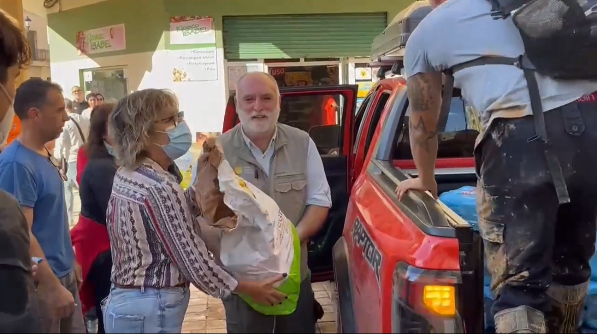 José Andrés ha llevado provisiones a los pueblos.