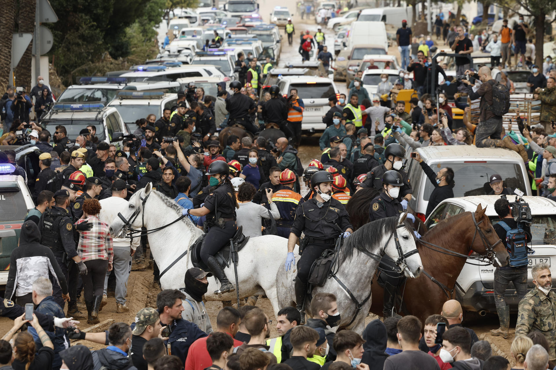 Miembros de la Policía montada intervienen durante los altercados vividos este domingo en Paiporta.