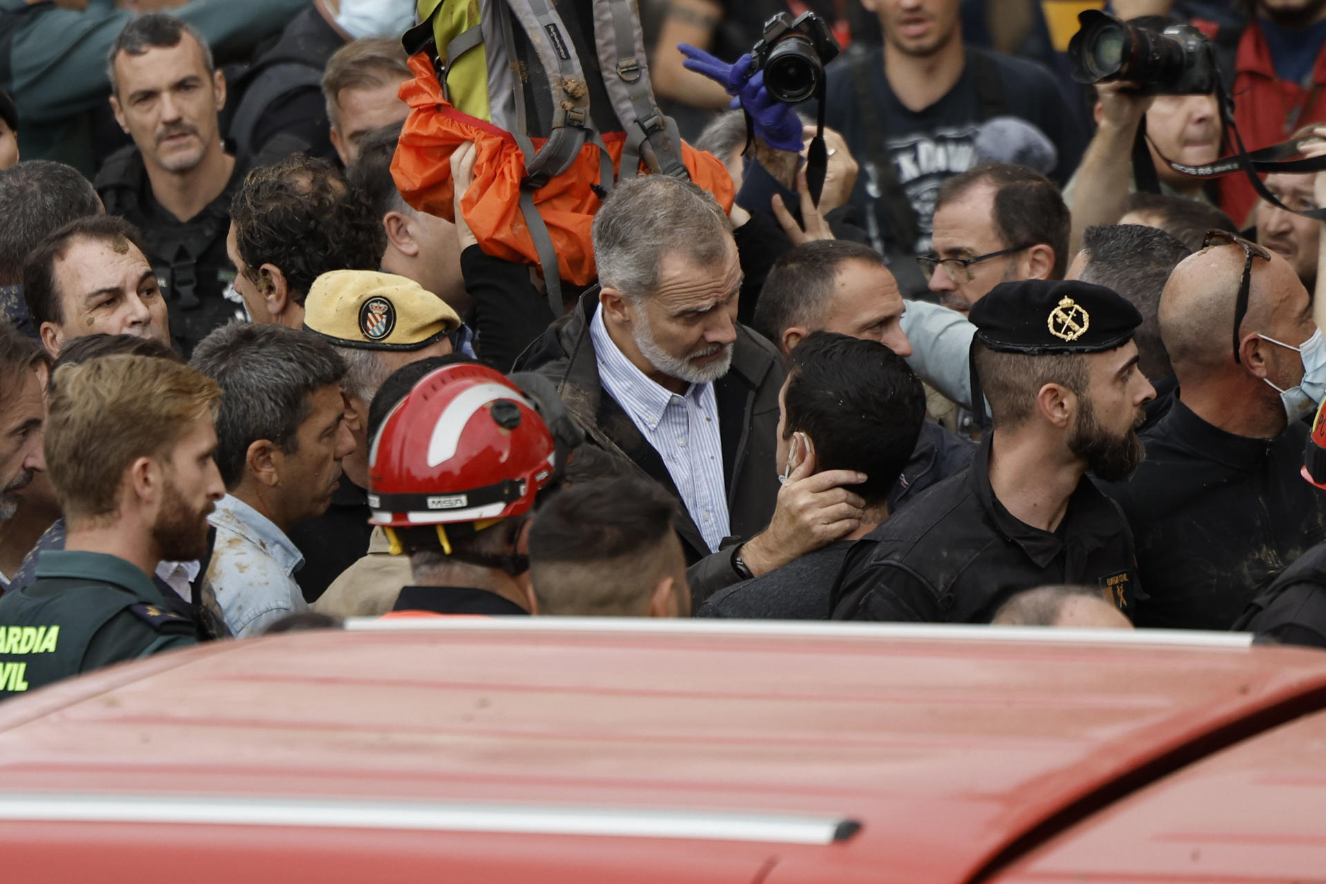 El rey Felipe habla con uno de los vecinos afectados durante su visita a Paiporta.