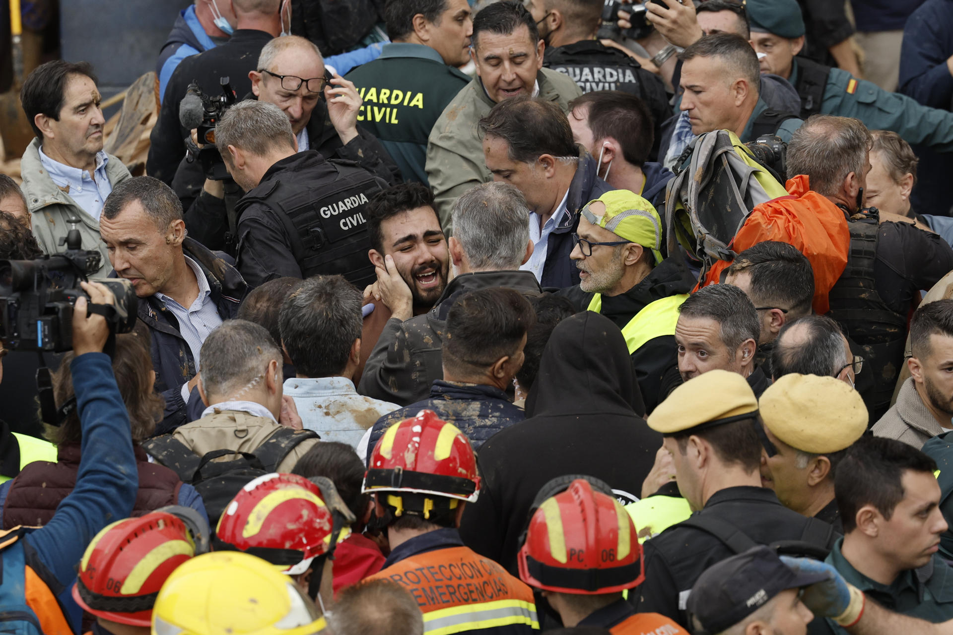 Un joven se derrumba junto al Rey Felipe VI.