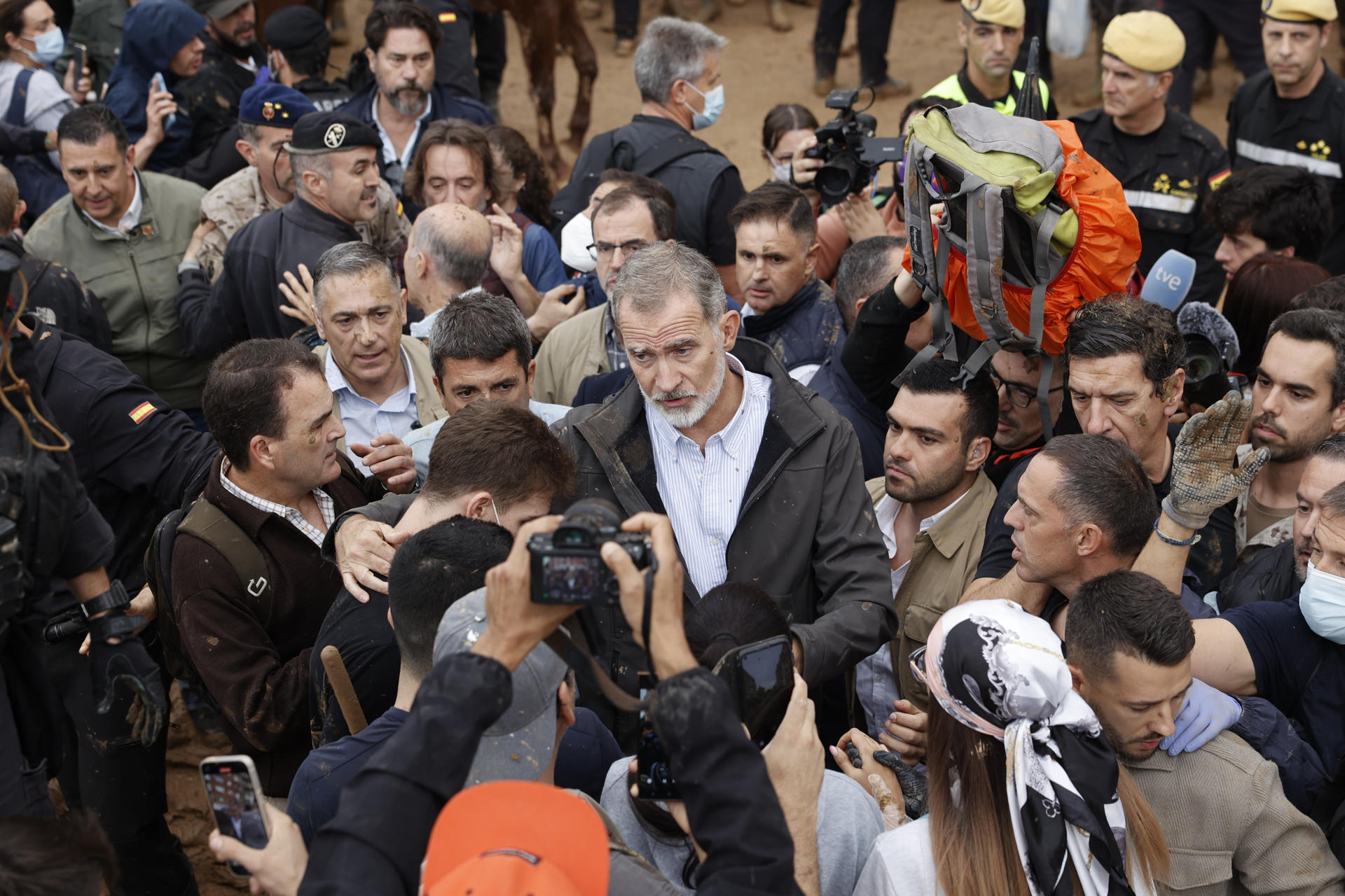 El rey Felipe se niega a irse y habla con los vecinos que le increpan.