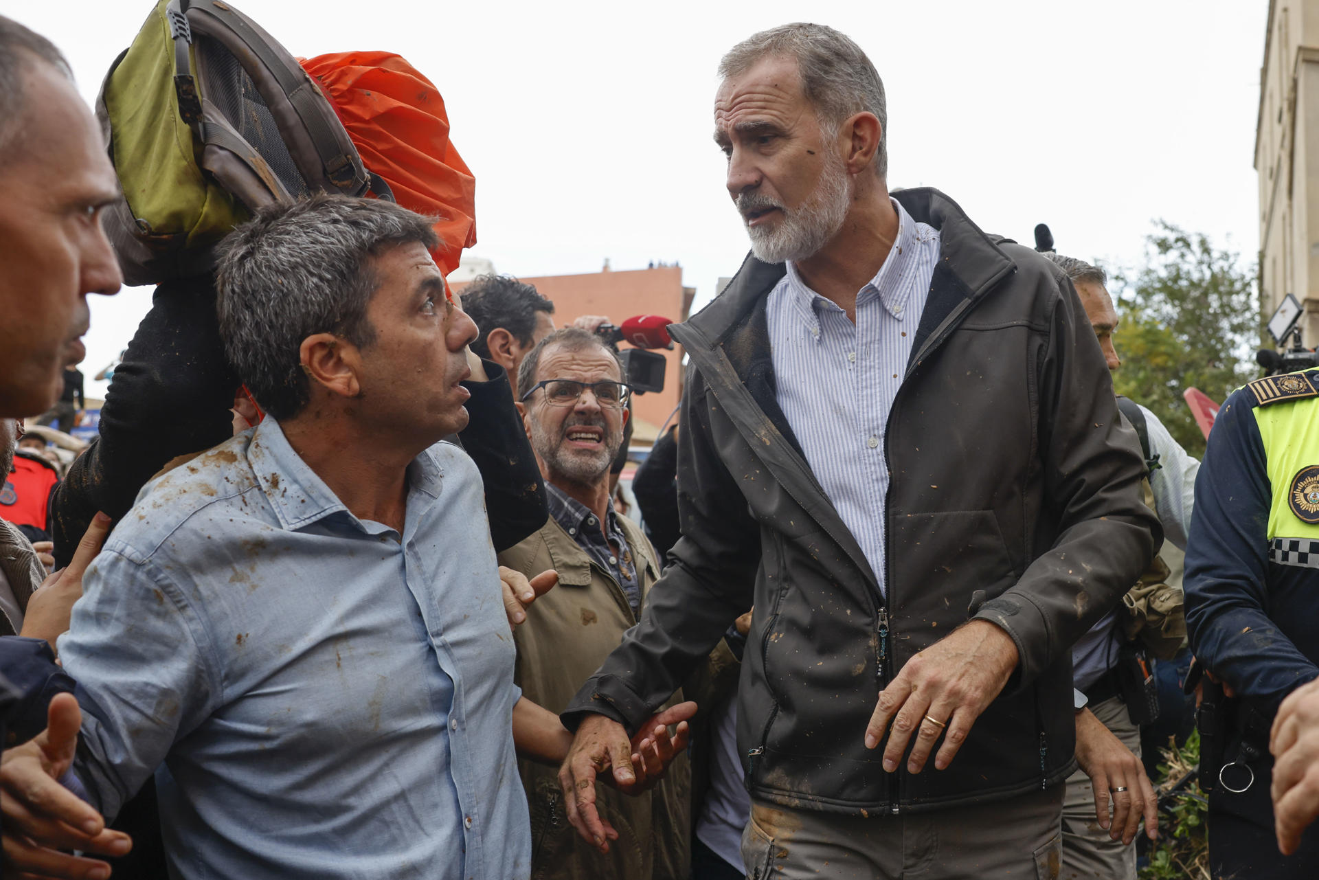 El rey Felipe junto al president de la Generalitat, Carlos Mazón, durante su visita a Paiporta.