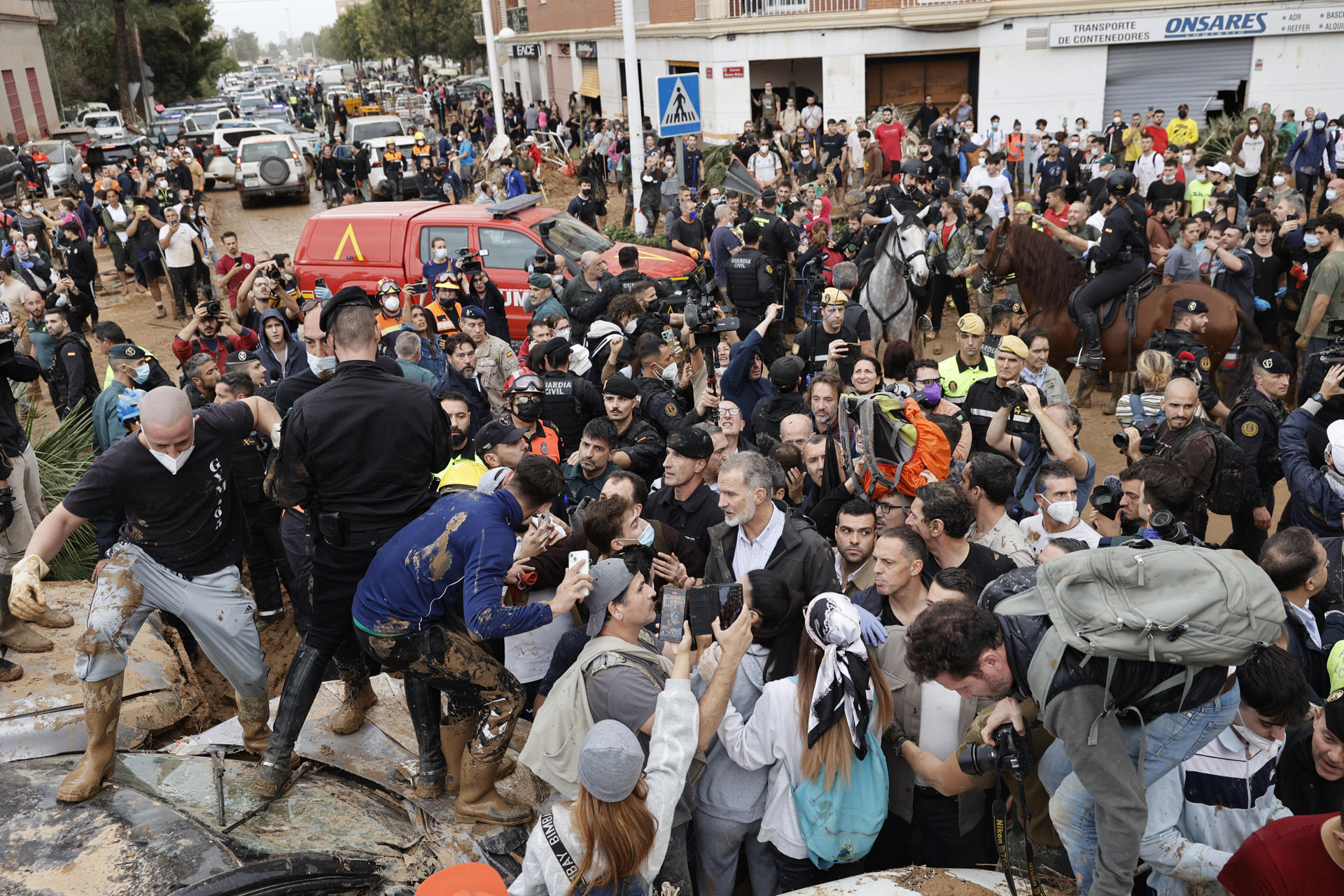 El rey Felipe trata de calmar a los vecinos indignados, durante su visita a Paiporta este domingo.