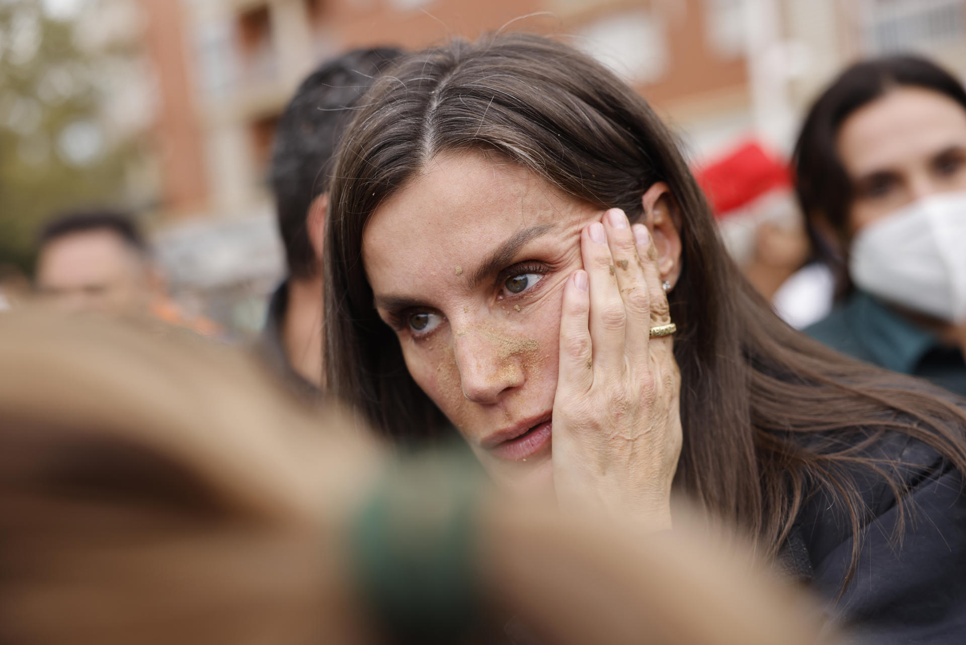 La Reina ha atendido al mayor número de vecinos que ha podido en ese tenso momento.