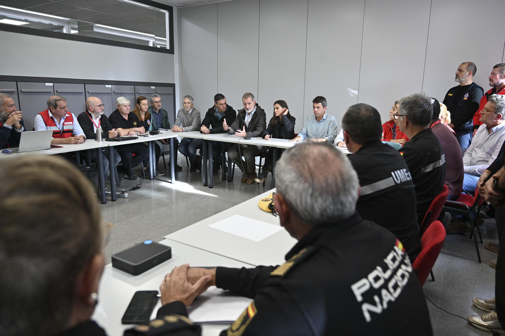 Los reyes Felipe y Letizia, junto al presidente del Gobierno, Pedro Sánchez, y el president de la Generalitat, Carlos Mazón, durante la reunión que han mantenido en el Centro de Emergencias.