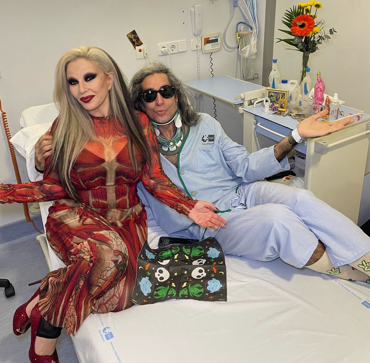 Alaska sorprende a su marido para alegrarle una noche en el hospital.