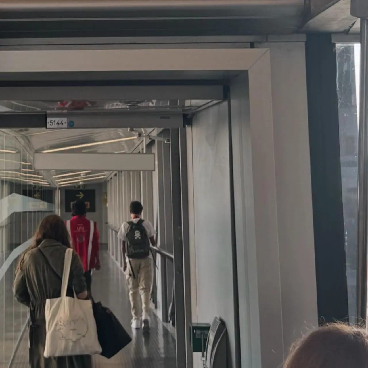 El hijo de Alba Carrillo, Lucas, en el aeropuerto.