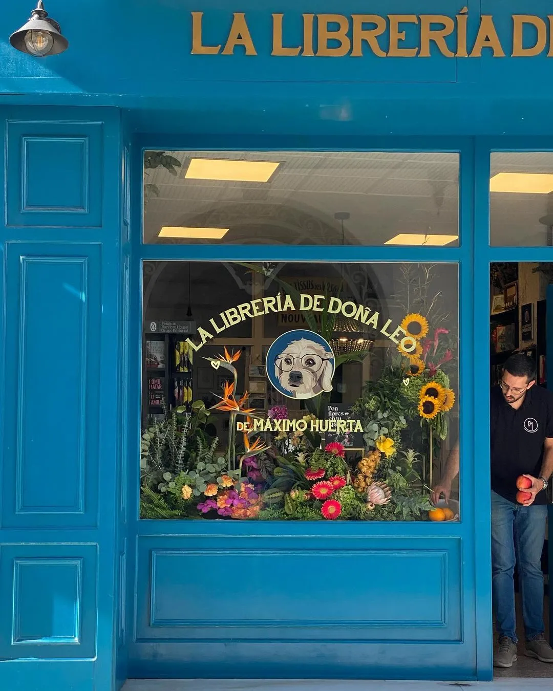 Máximo Huerta en su librería del Buñol Doña Leo