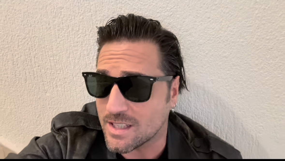 David Bustamante habla con sus seguidores.