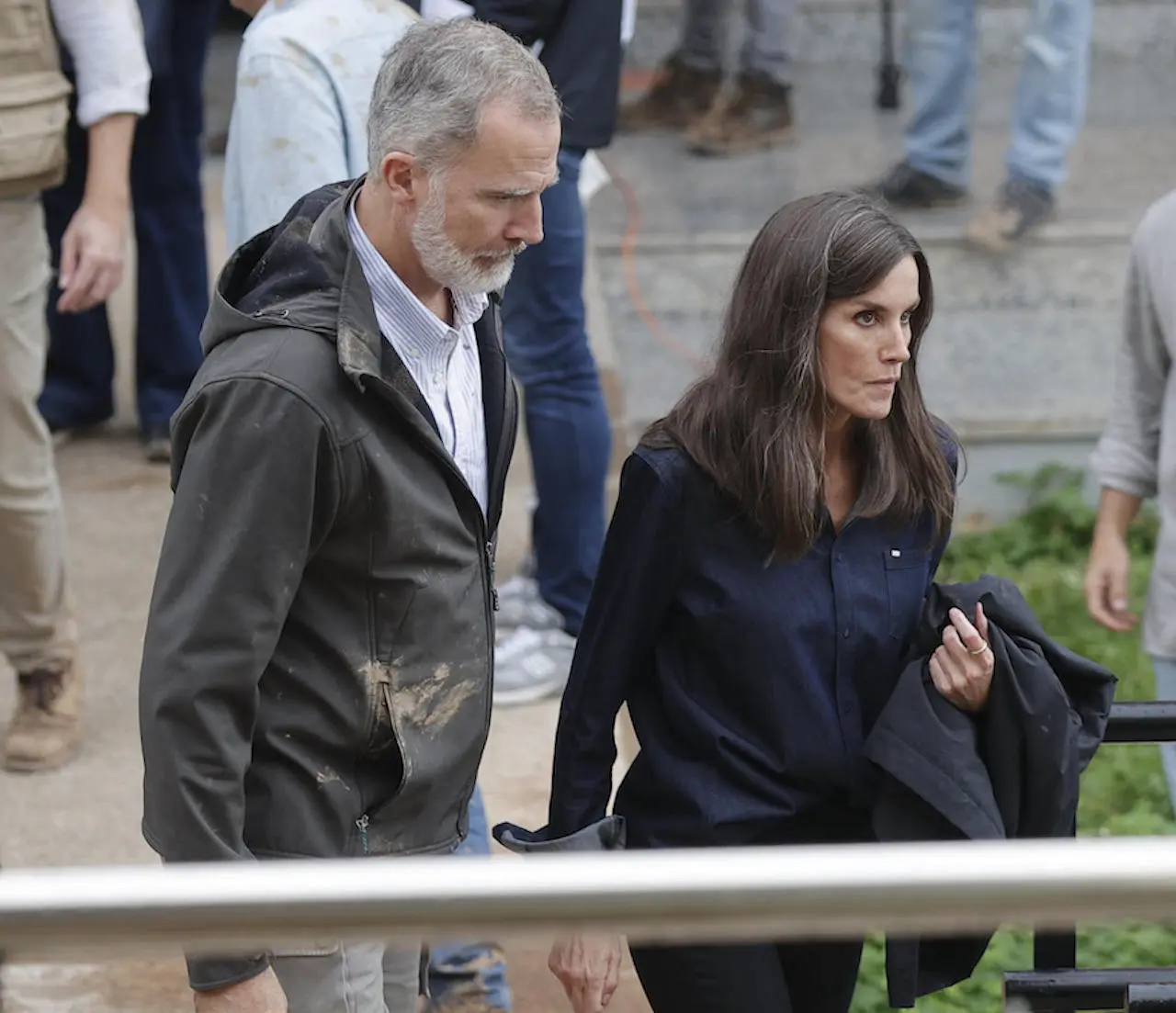 La Reina Letizia y el Rey Felipe VI durante su visita a Paiporta.