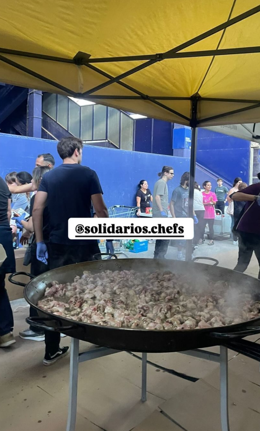 Un grupo de cocineros preparan comida caliente para los afectados.