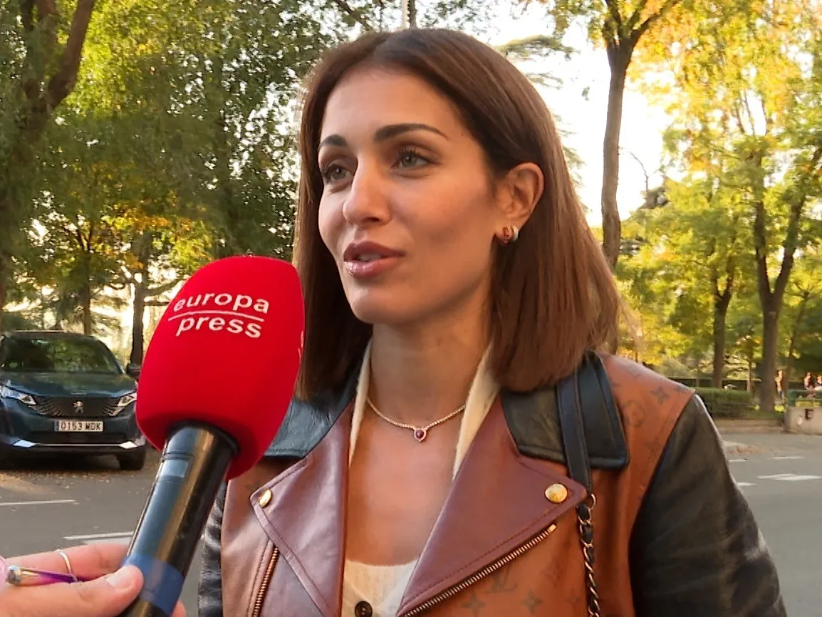 Hiba Abouk hablando con reporteros de EP