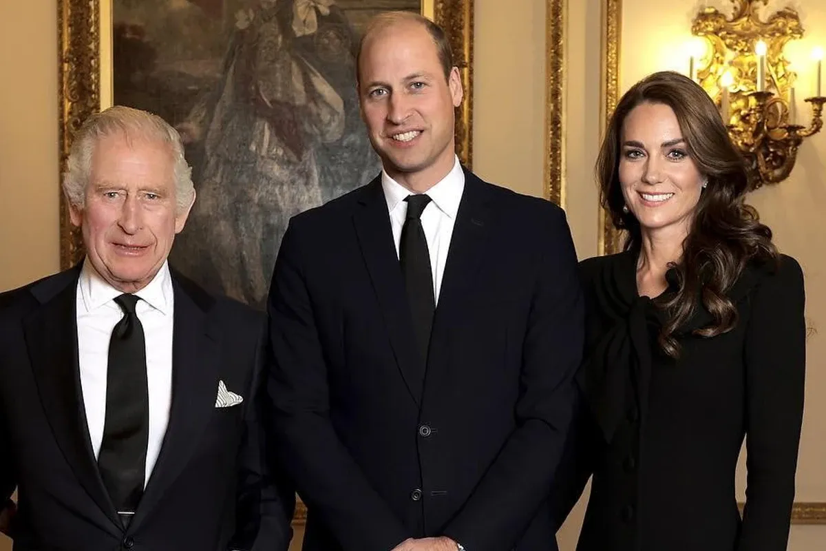 El príncipe Guillermo junto a su padre, Carlos III, y su mujer, Kate Middleton.